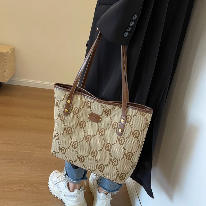 

Elegant Women Luxury High End Fashion Leather Shoulder Bag Stylish Tote Handbag Daily Crossbody