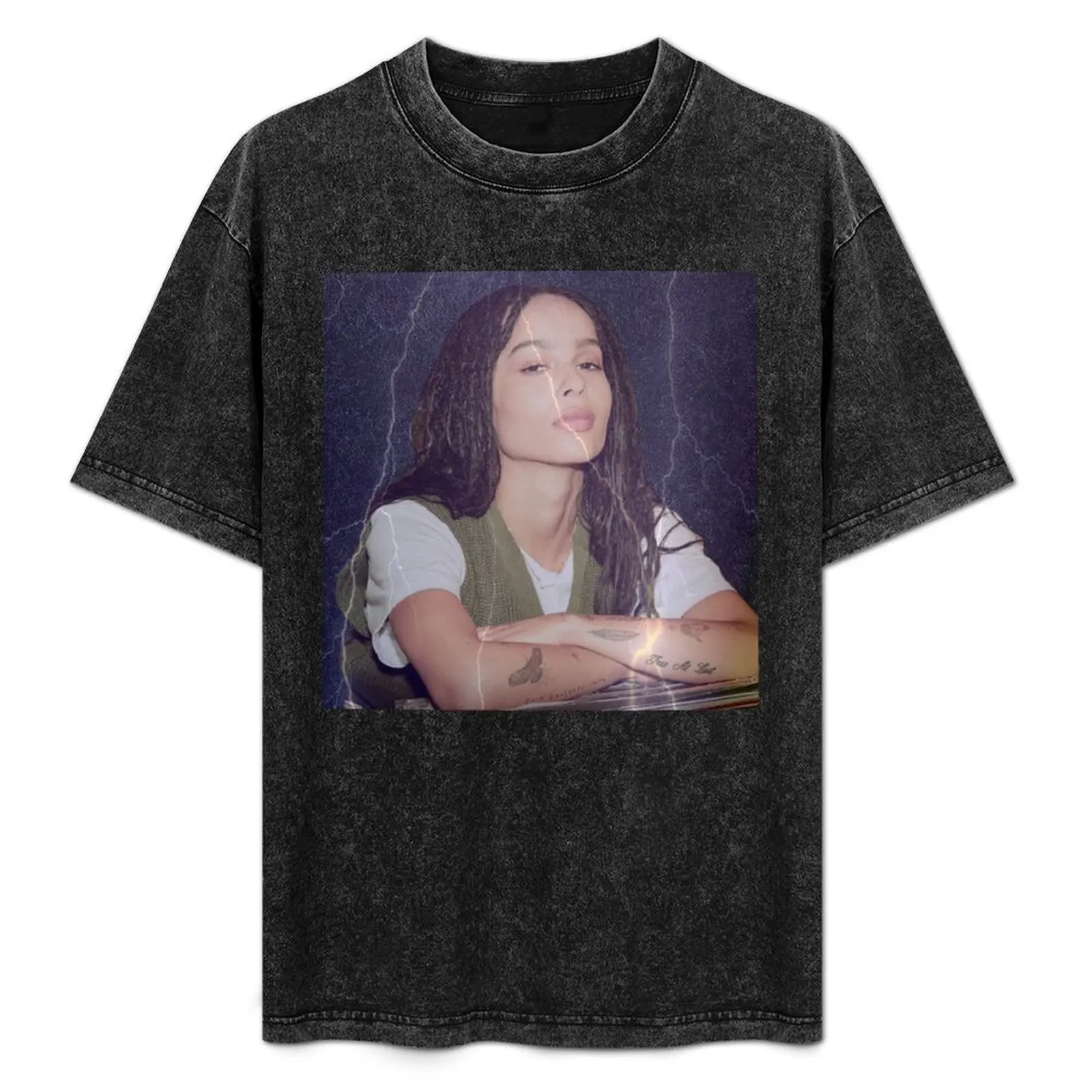 Camiseta Zoe Kravitz com estampa moderna e casual