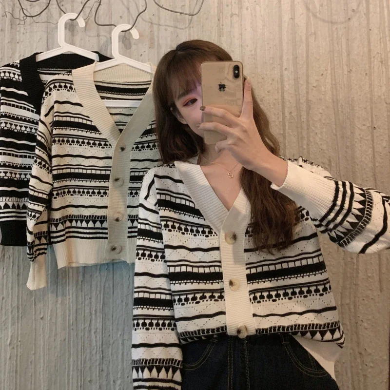 

New 2025 Spring Women Cardigans V-neck Korean Style Casual Short Sleeve Knitted Sweaters Woman