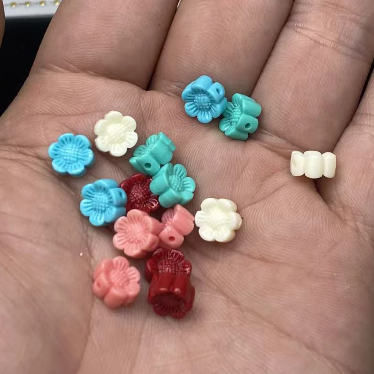 10pcs 7.8mm Flower-shaped Through-Hole Beads Colored Natural Shell Beads for Jewelry Making DIY Necklaces Bracelets Accessories