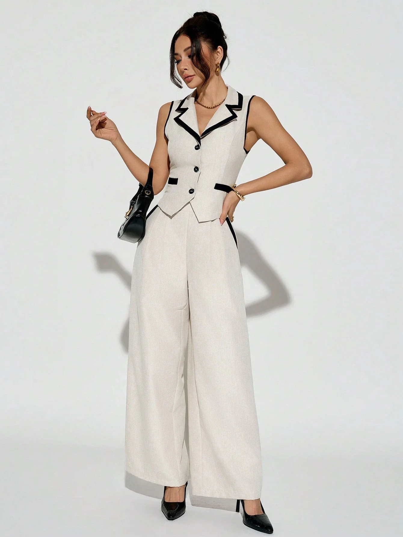 

Элегантный костюм для женщин с контрастной отделкой: жилет и брюки с широкими штанинами для делового, повседневного и офисного стиля.