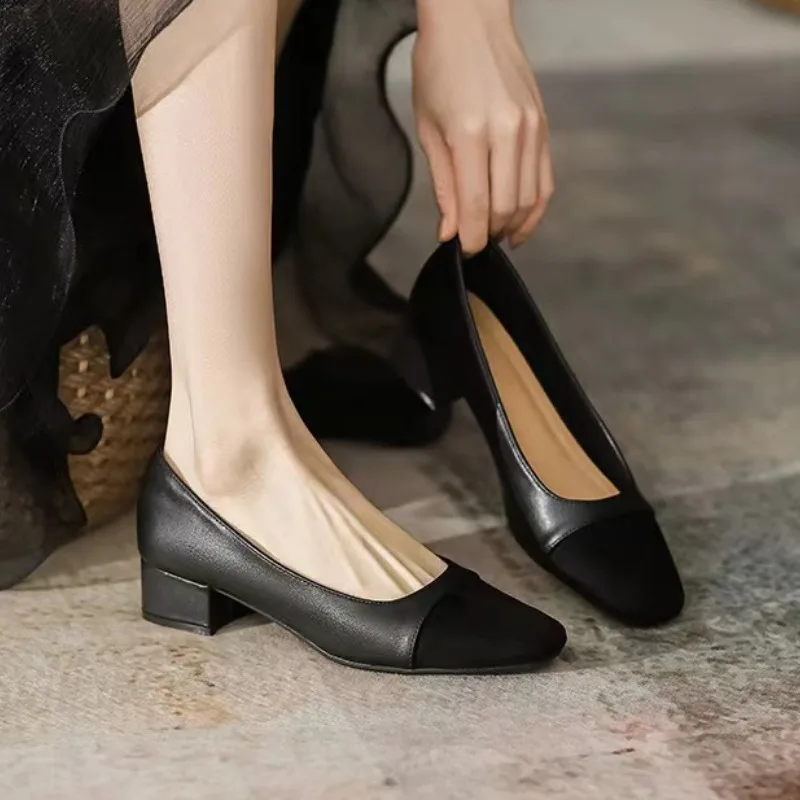 Buty dla kobiet 2024 Summer New Versatile French Elegant Medium Heel Pumps Classic Color Block Thick Heel Ladies Single Shoes