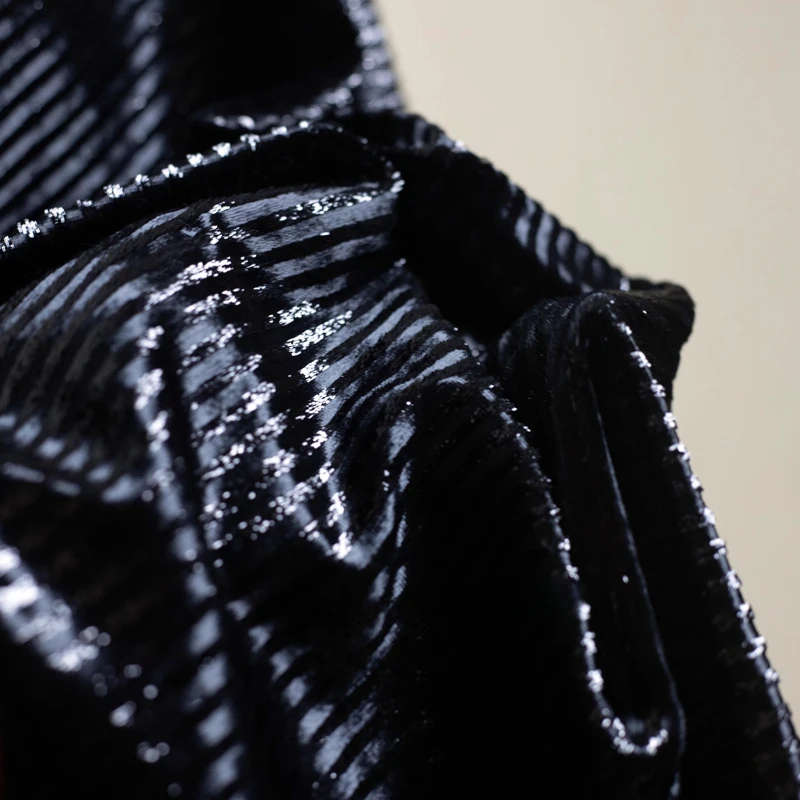 

Черная ткань «Звездное небо» с серебряными блестящими бархатными полосками. Оригинальный дизайнерский материал для роскошных платьев и вечерней одежды.