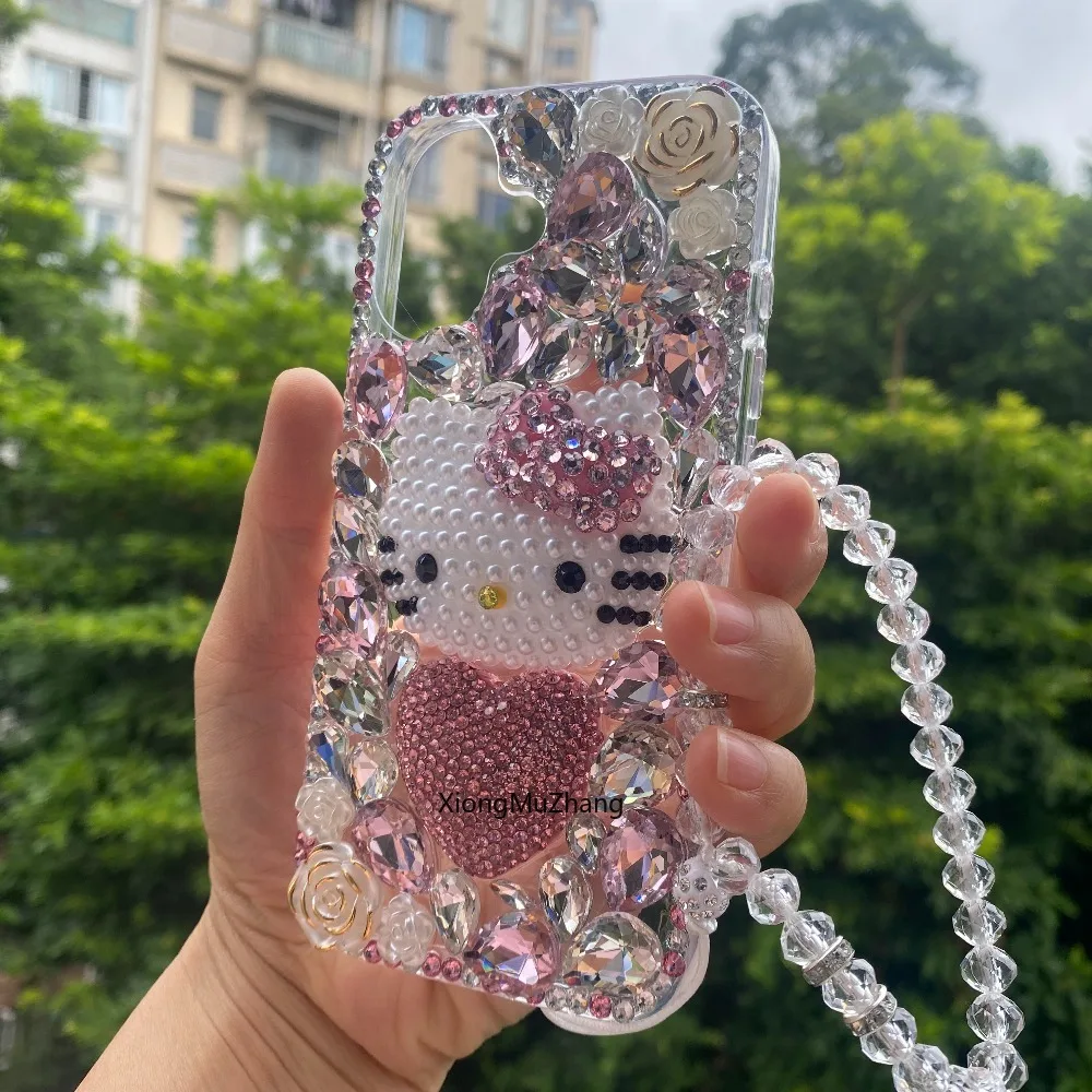 Sanrio Luxus-Handyhülle mit Strasssteinen und Glitzer-Design, Hello Kitty, für iPhone 18, 17, 16, 15, 14, 13 Pro Max, 12 Pro, Schutzhülle mit Stoßfänger und Rückseitenabdeckung. – Detail 3