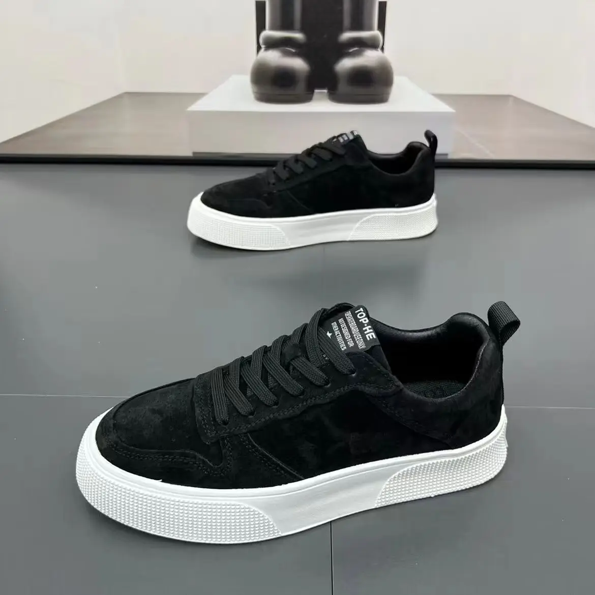Men's shoes 2025 leather face fashionable and versatile trend casual board shoes soft soled low top shoes for men