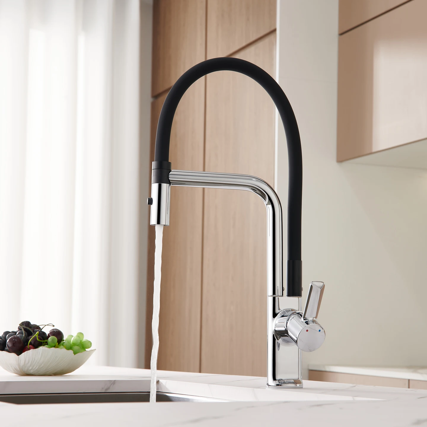 

Single Handle Kitchen Sink Faucet Deck Mounted 2 Modes Pull Down Sink Faucet One Hole Kitchen Hot and Cold Mixer Taps Chrome