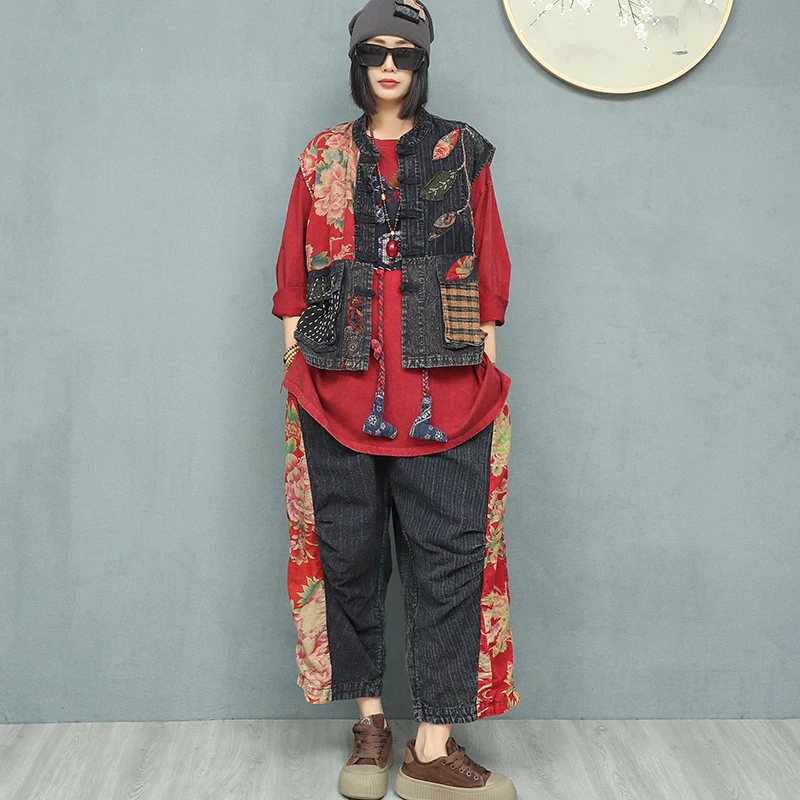 Setelan Dua Potong Wanita Gaya Cina Baru Retro Patchwork Motif Bunga Besar dengan Gesper Plat, Rompi Pendek, Celana Jeans Kaki Lebar, Pakaian Wanita Model Longgar