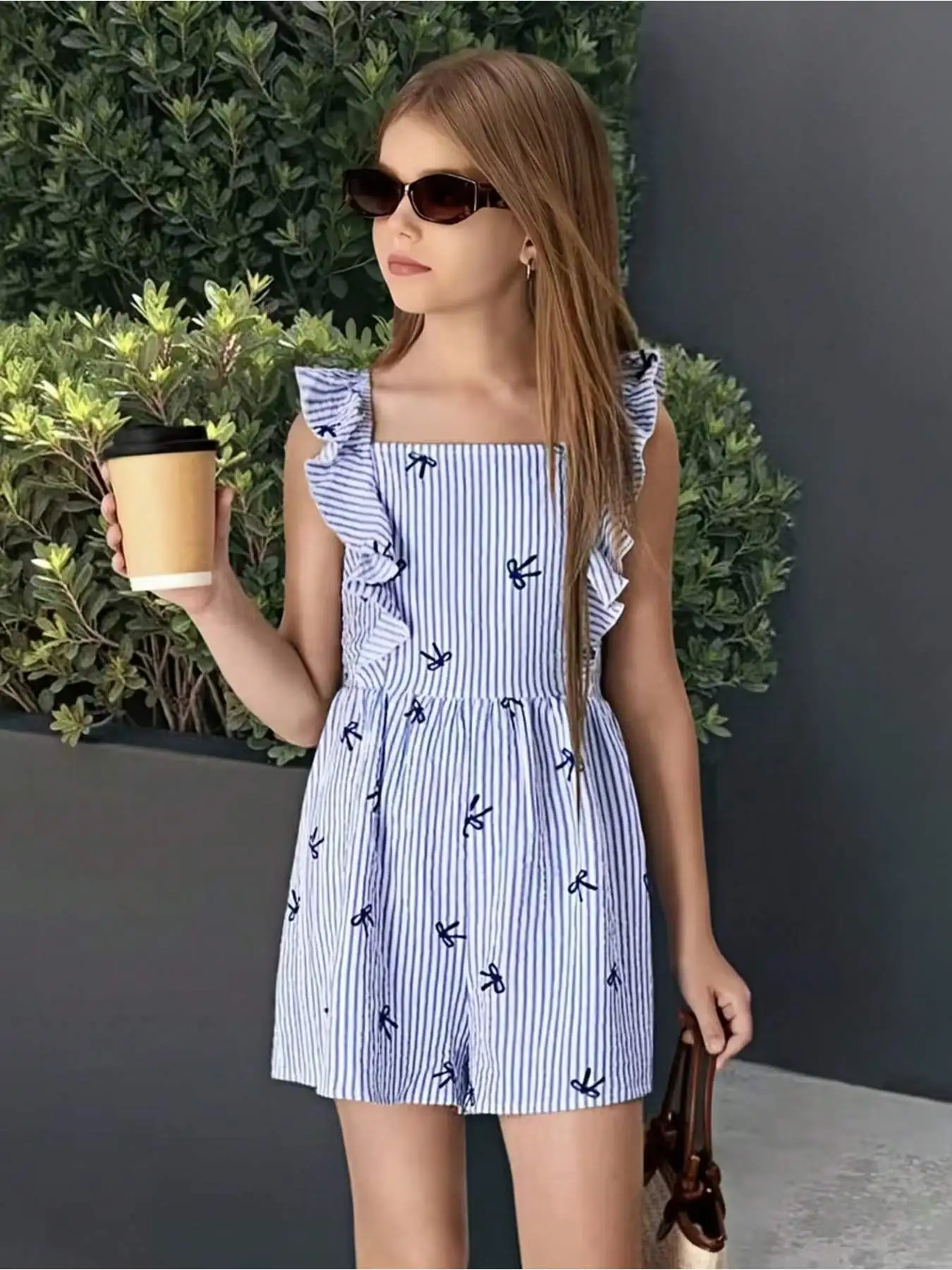 Ärmelloser Kinder-Jumpsuit mit Schleifendruck und Rüschenrand, lässig und elegant. – Detail 4