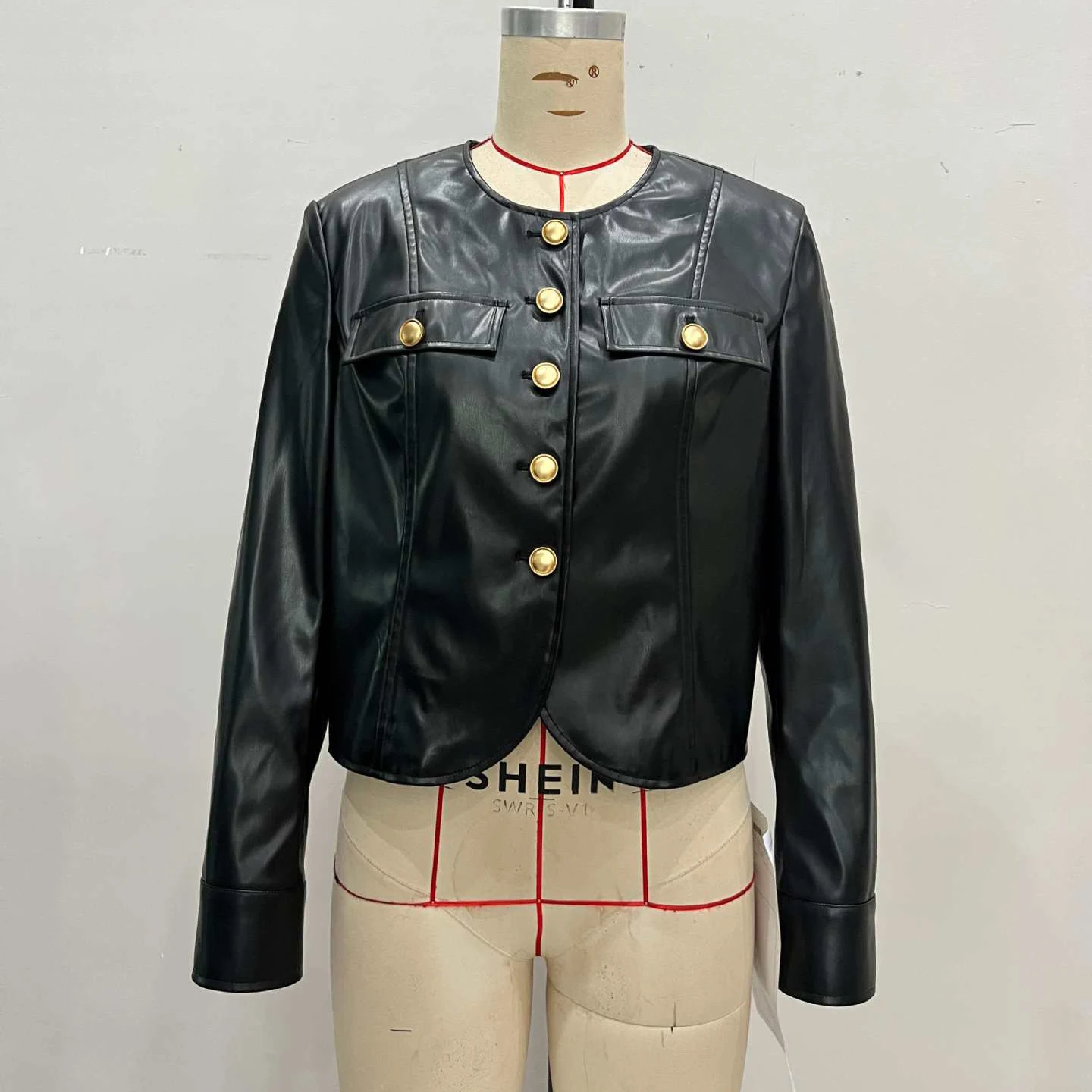 Chaqueta de cuero PU para mujer, estilo corto negro, moda europea americana, cuello redondo, diseño de hebilla de Metal dorado, nuevo abrigo de manga larga