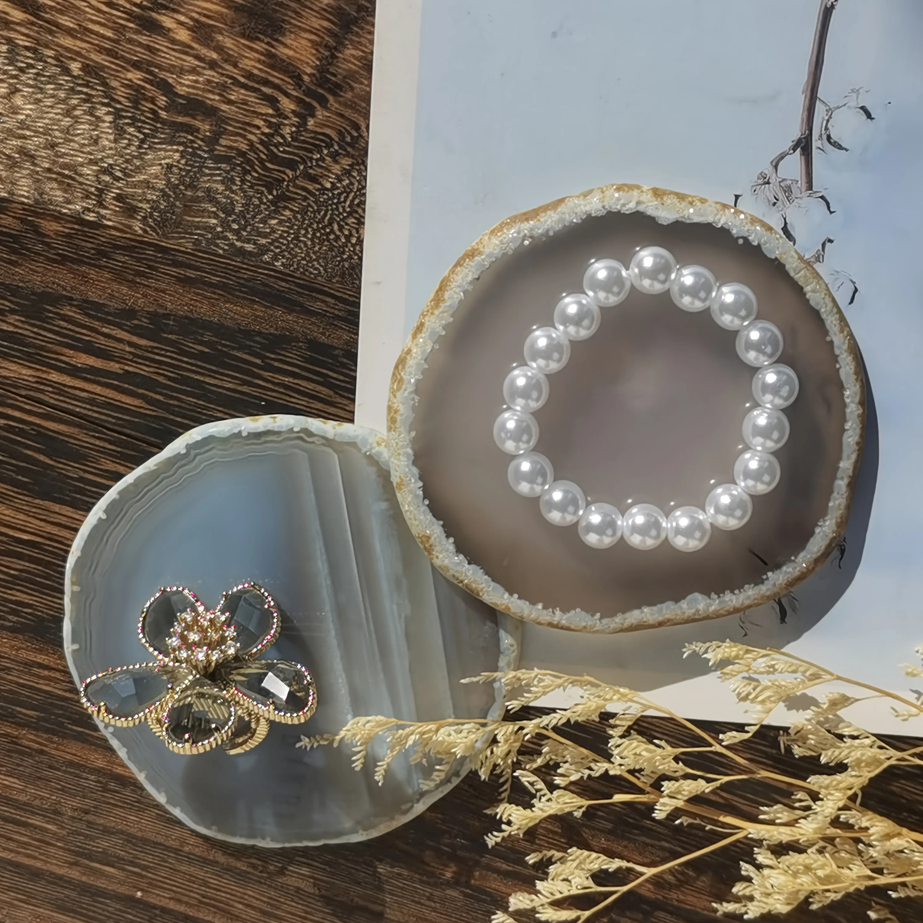 Natural white agate slices,suitable for home décor,especially for housewarming or anniversaries beautiful gift for anniversaries
