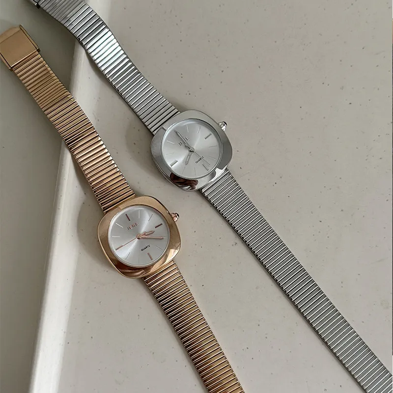 새로운 여성용 실버 시계, 스틸 밴드로 스타일리시하고 우아한 여성용 시계입니다. 여성을 위한 독특한 액세서리.