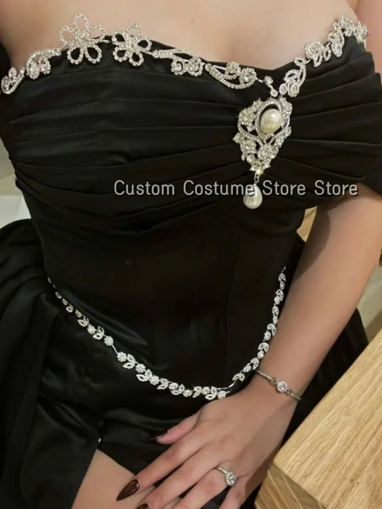 Maßgeschneidertes wunderschönes Abendkleid mit schwarzen Strasssteinen 2025, neue bodenlange Abendkleider mit Etui-Taille und A-Linie und Schlitz