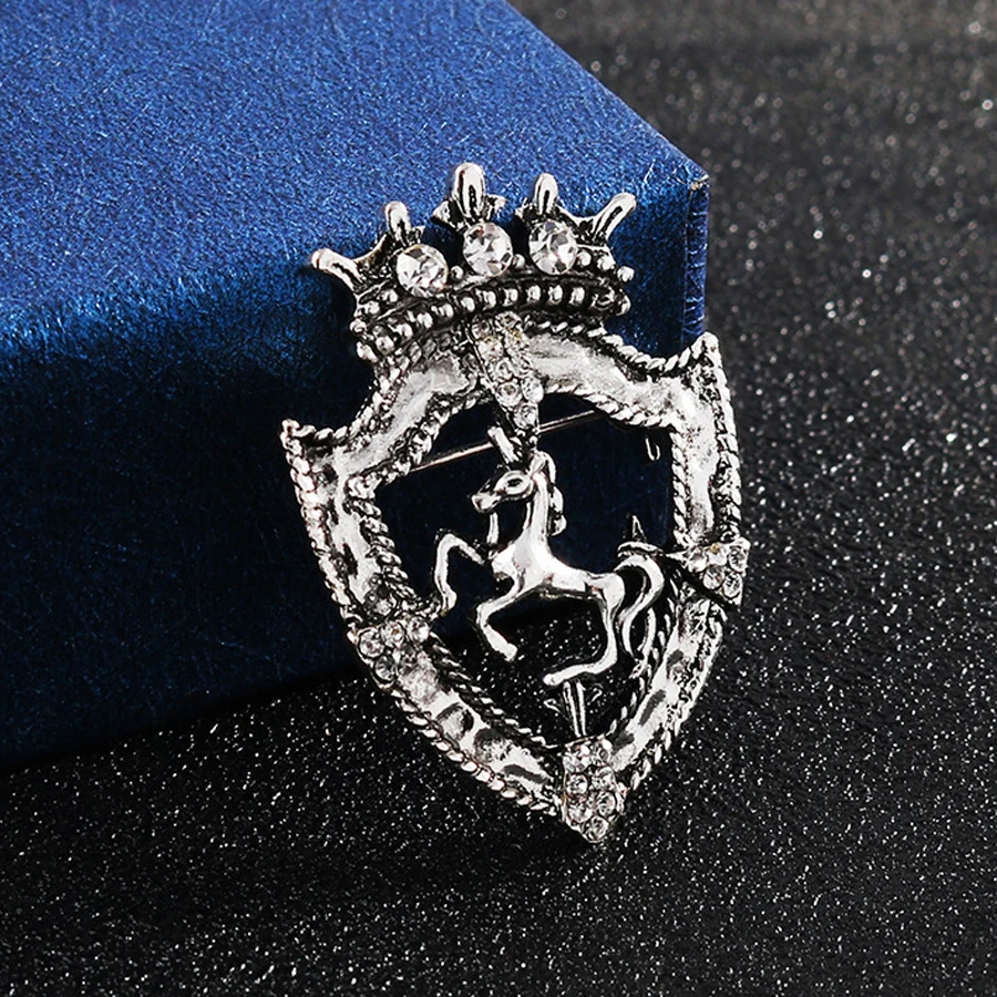 بروش درع التاج الأنيق الملكي درع القفز الحصان تصميم كريستال الزخرفية سبيكة شارة مجوهرات ل بروش الملابس النسائية