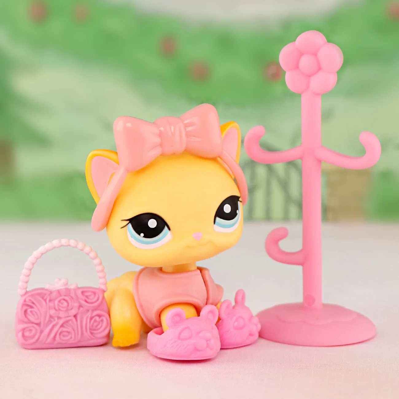 Minilpsshop Wackelkopf-Spielzeug, Kurzhaar-Katze mit Zubehör, bodenstehend, Blumenregal, Tasche, Schuhe, Kindergeschenk für Jungen und Mädchen