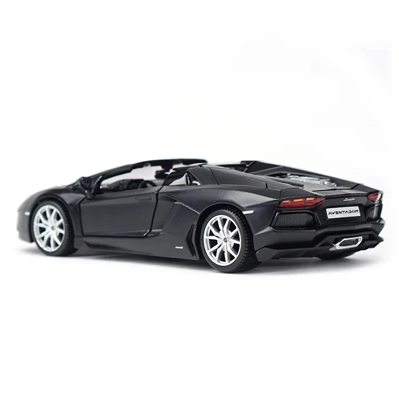 Maisto 1:24 Aventador LP700-4 Roadster Sports Car Static Die Cast Vehicles Collectible Model Car Toys