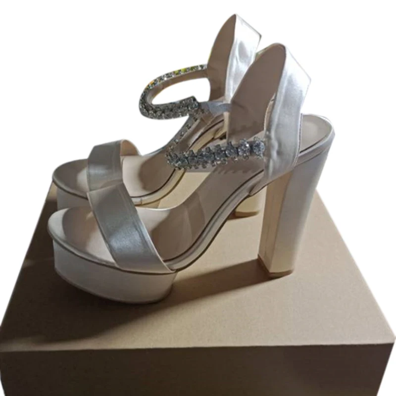 

DIZHUANG Модные женские босоножки на высоком каблуке. Высота каблука около 13 см. Красные (белые) крутые туфли. Сандалии с бриллиантовой цепочкой. 34-46