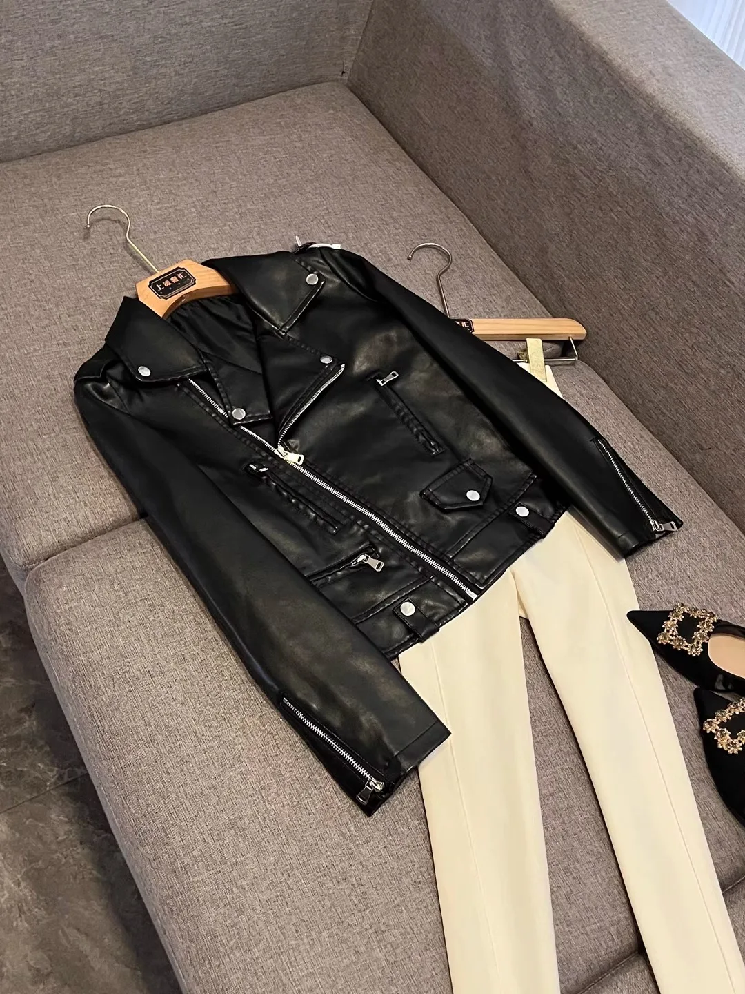 

Новая женская мотоциклетная куртка из искусственной кожи на осень-зиму 2025 года, в стиле ретро, с длинными рукавами, на двойной пуговице, с узором.