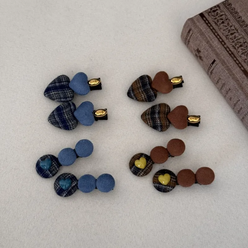 2 szt. Klips do włosów w kratę w kształcie serca z wielokolorową wełnianą kulką, boczny klips do włosów dla kobiet, słodki klips do grzywki