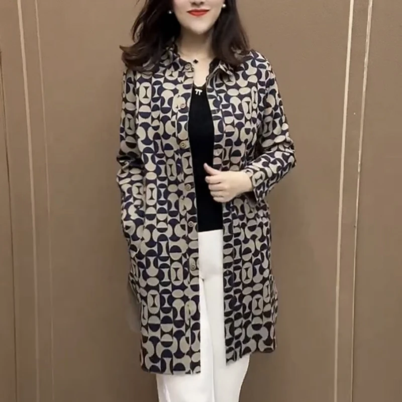 

Женская рубашка-поло средней длины, с длинным рукавом и пуговицами