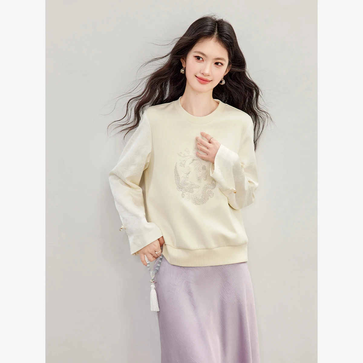 VIMLY New Chinese Style Sweatshirt for Women 26 Autumn Crew Neck Elegant Embroidery Straight Shoulder Long Sleeve Pullover A7563