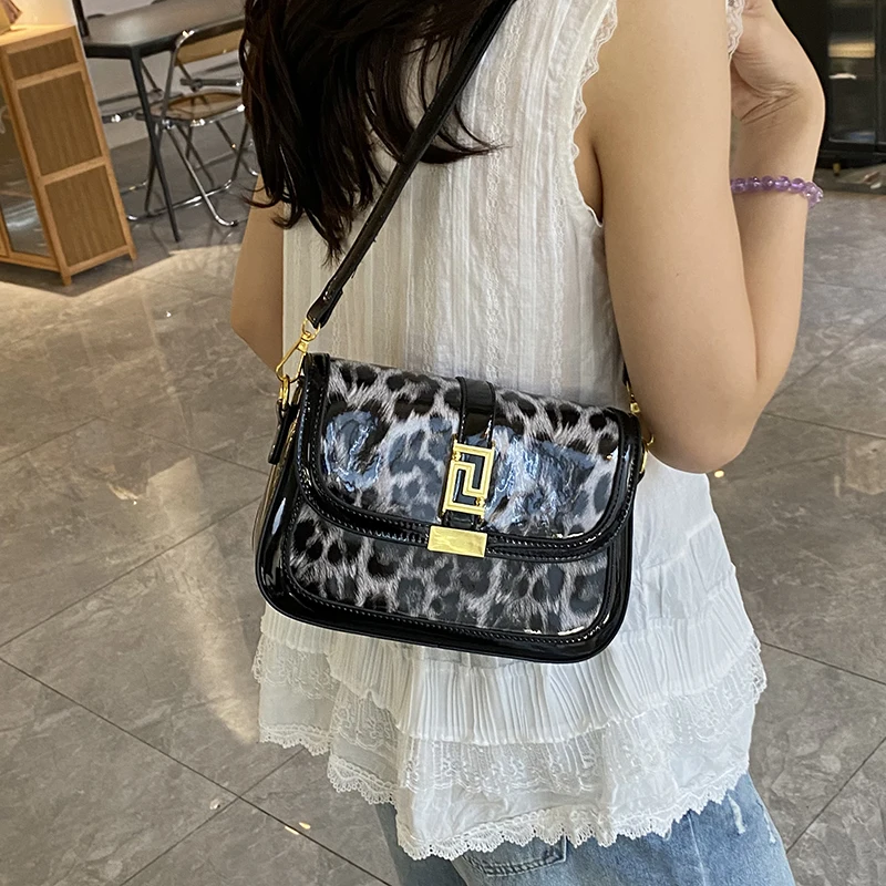 고품질 가죽으로 제작된 여성용 내구성 메신저 백, 핸즈프리 편의성을 위해 유명 디자이너가 제작한 크로스바디 캐리