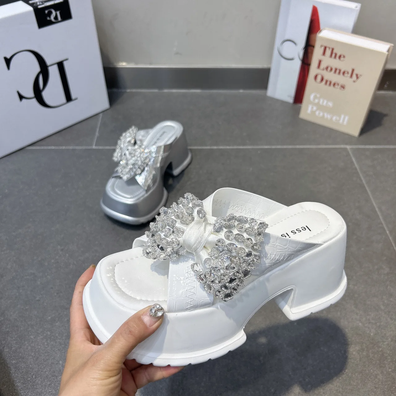 Thick soled rhinestone bow casual sandals for women's summer wear 2024 new high-end fashion versatile one word slippers