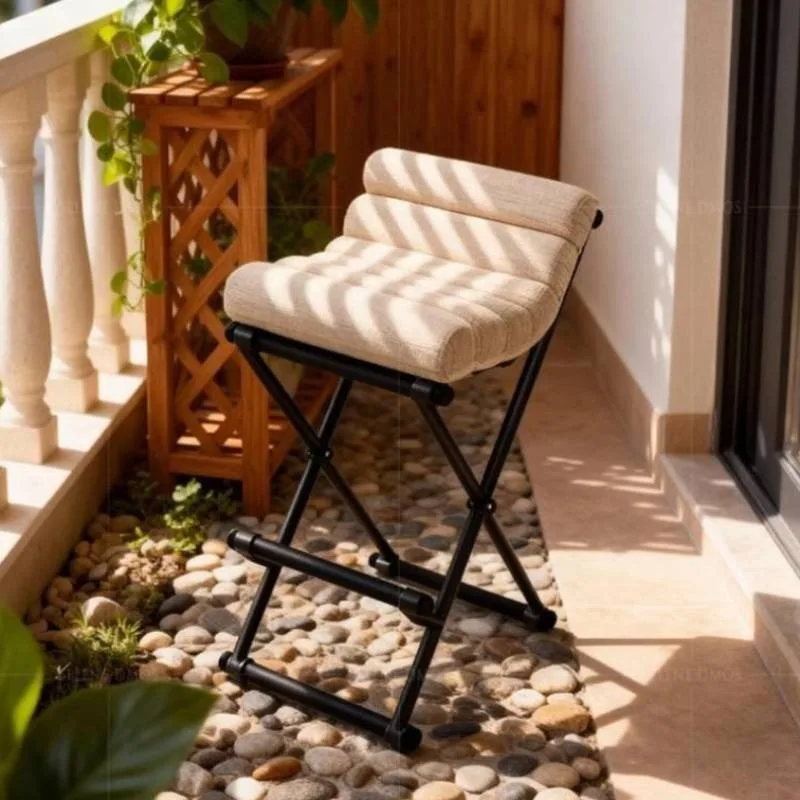 金属製装飾バーチェア 屋外用 曲げられるアイランドオフィスバーチェア 人間工学に基づいたベージュ色のキッチンバーチェア バー家具