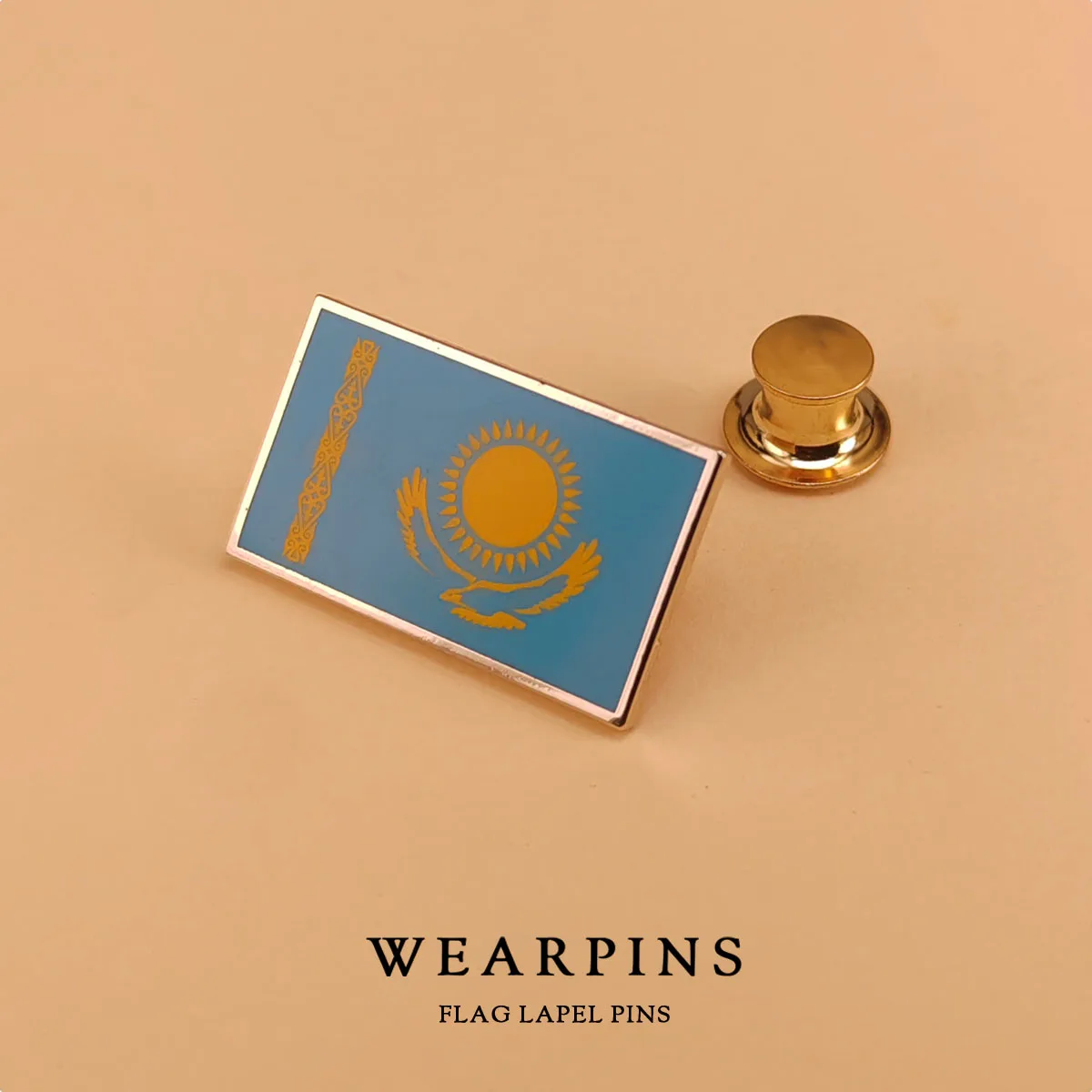 Crachá da bandeira nacional do Cazaquistão banhado a ouro esmalte artesanato alfinetes de lapela decoração artesanato