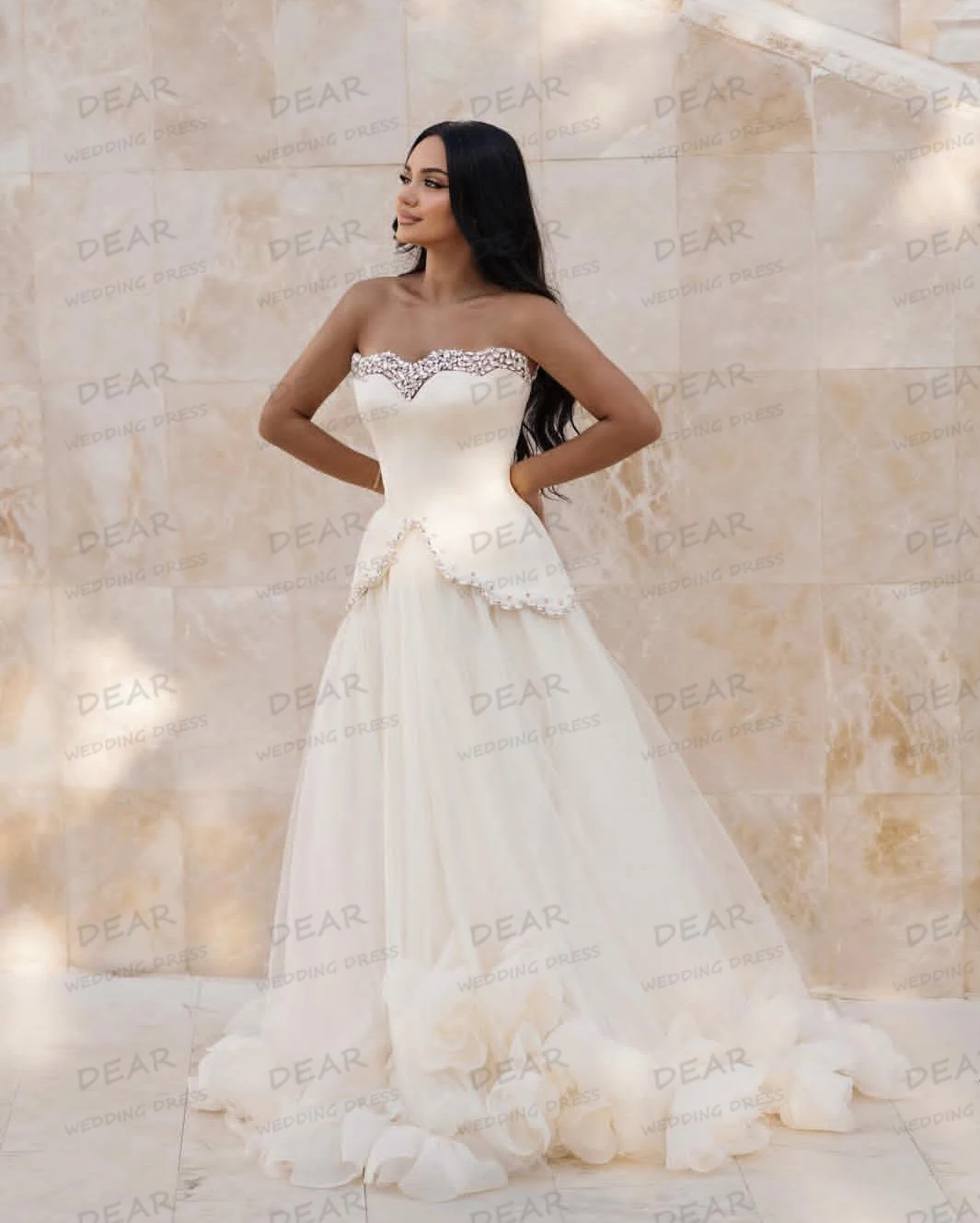 ชุดแต่งงานเรียบง่ายเซ็กซี่ปี 2025 ทรงเอไลน์ ชุดเจ้าสาวผู้หญิงแบบมีประกาย คอวีหวาน แขนกุด ประดับดอกไม้ ชุดเจ้าสาวแบบสั่งตัด