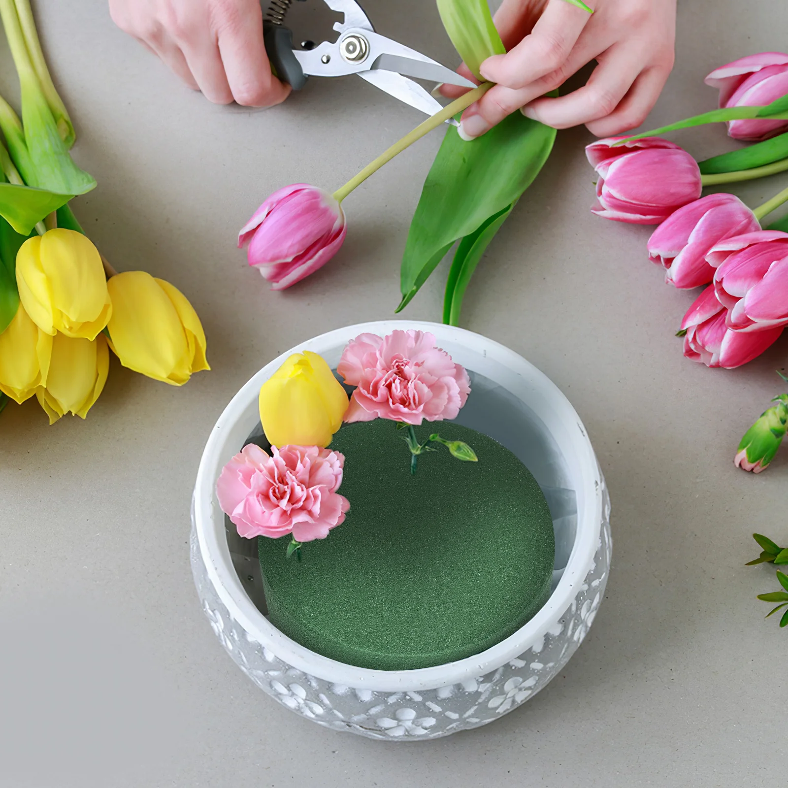 

4Pcs Floral Foam Flower Mud Round Absorbent Foam Blocks Florist Mud for Flower Arrangements Crafts Decorations