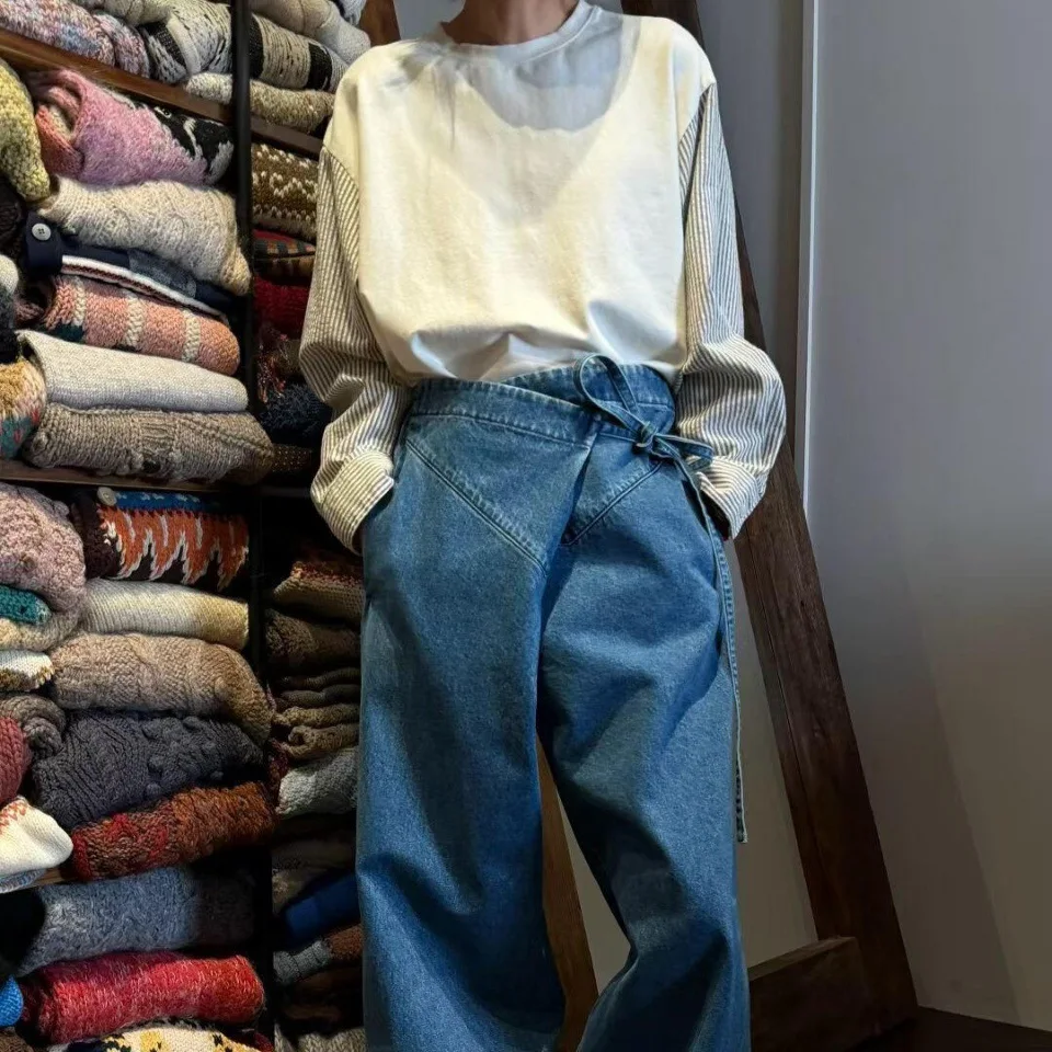 

Комплект женский: джинсы с высокой талией и прямыми штанинами в корейском стиле, асимметричный топ с поясом, весна 2026