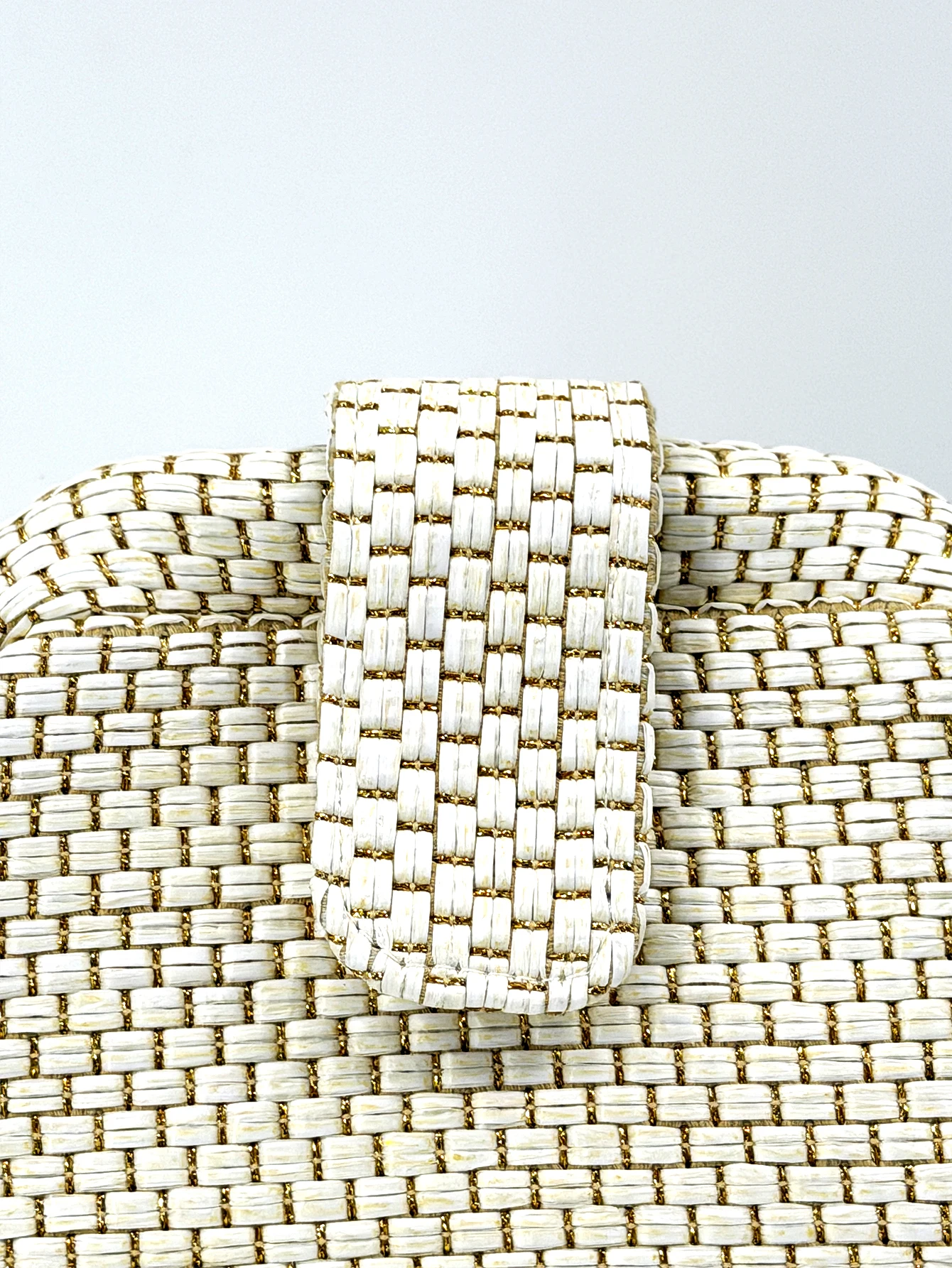 French-Style Light Luxury Hand-Woven Hard-Shell Beige Clutch Bag, Vintage Imitation Straw Large-Capacity Evening Bag for Weddings and Parties (with a Small Internal Compartment for Coins and Change) view 5