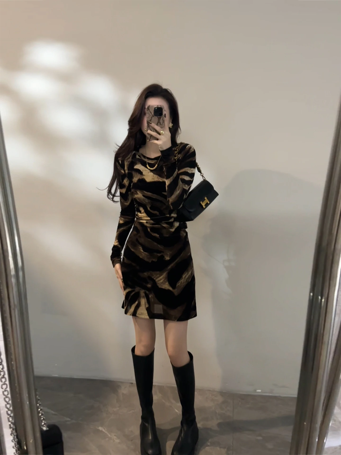 

Модное сексуальное платье с леопардовым принтом, длинными рукавами и круглым вырезом, короткая юбка, осенне-зимняя новинка, эластичное облегающее платье с принтом.