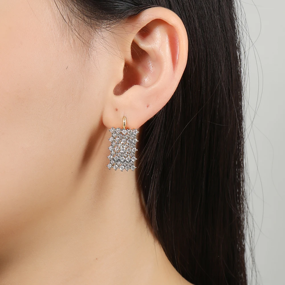 Wasserfallartige, fächerförmige Reihen, verziert mit Diamantohrringen und -ringen, als Accessoires für Bankette und Hochzeiten, ein Geschenk für die Freundin oder die Mutter. – Detail 5
