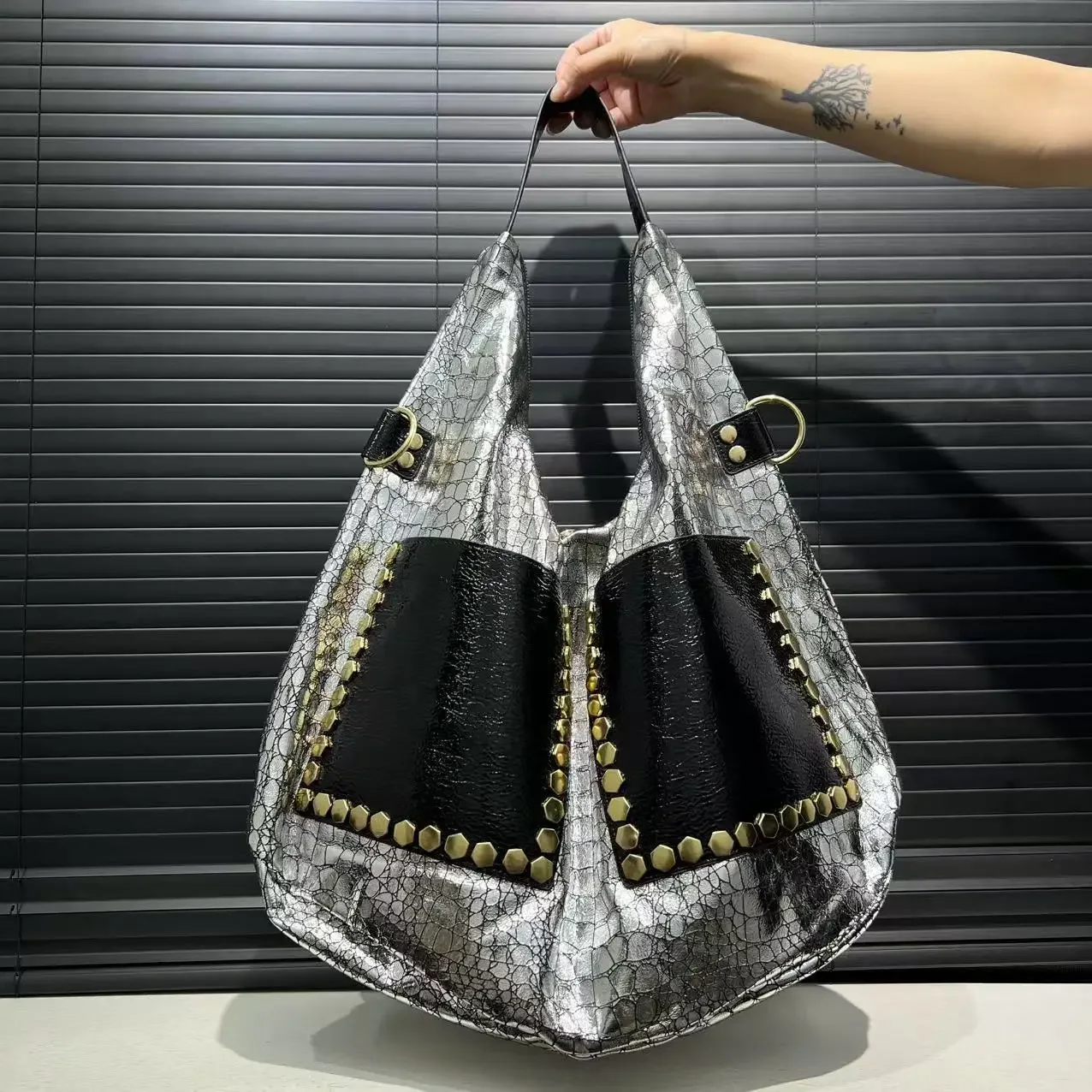 

Fashionable and personalized crocodile patterned women's tote bag with large capacity retro rivets Y2K spicy girl shoulder bag