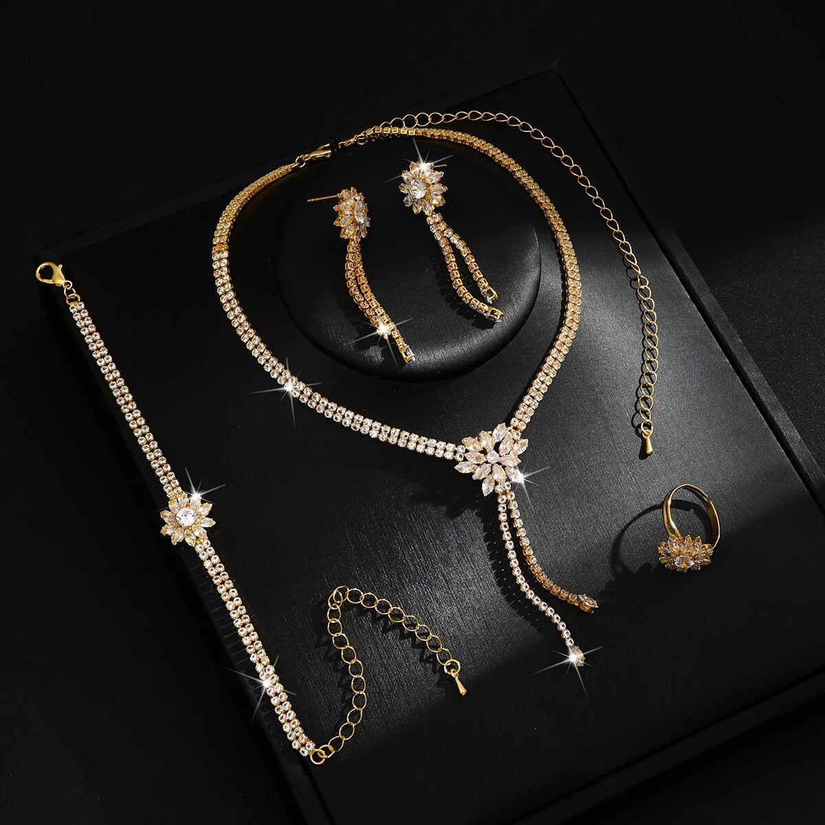 

The bride's wedding dress, full of diamonds, necklace, jewelry set chain, wedding party, banquet accessories, necklace