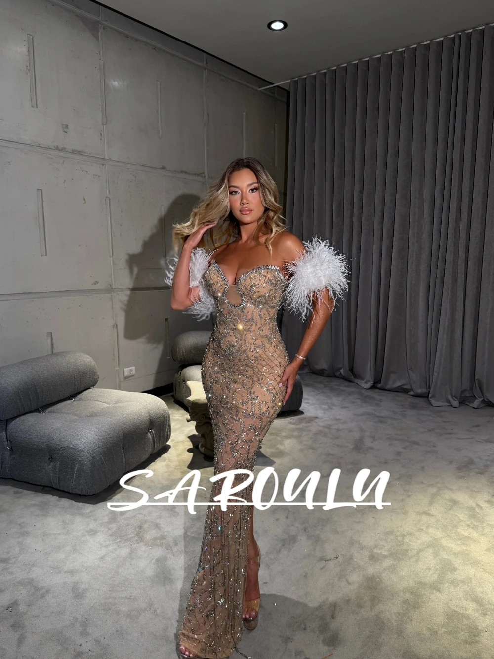 

Opulent Silver Embroidery Beaded Evening Dress Feathers Sleeves Prom Gown With Slit Customized Formal Occasions Party Wear