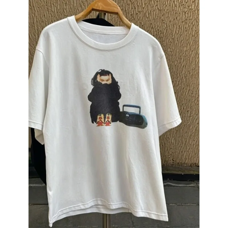 Camiseta casual de corte regular neutro - Estampado Bjork Fan |   Cuello redondo informal, corte regular, estampado con motivos. Diseñado especialmente para hombres