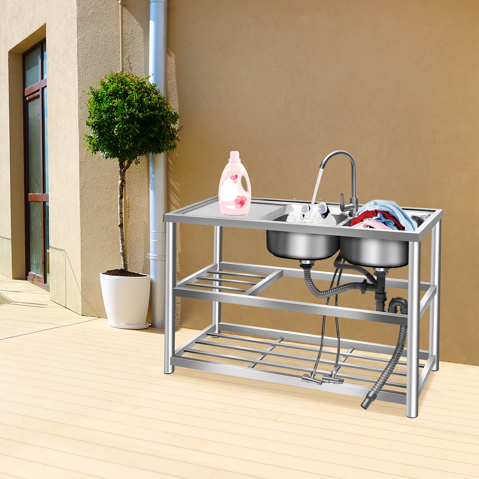 ステンレス製ダブルボウルシンク（作業台付き）、自立型シンク（水切りラックと蛇口付き）、シルバーのダブルシェルフ付きシンク