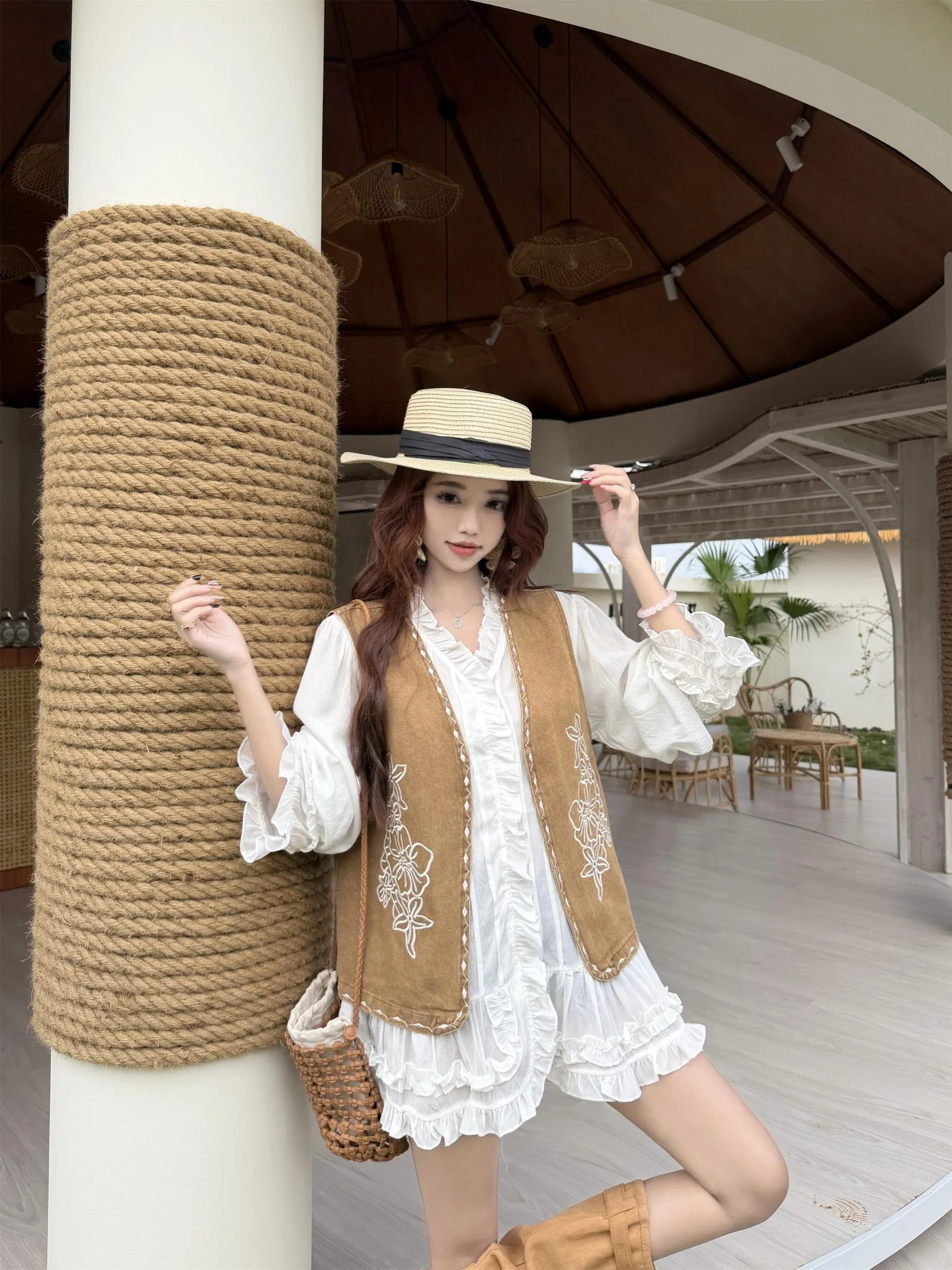 

Embroidered Denim Vest Jacket Women's Spring Fashion Set Loose Shirt Inner Wear Casual Outerwear Two-Piece Suit