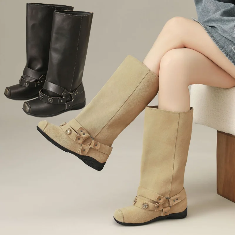 

Модные корейские высокие сапоги в стиле ретро, кожаный ремень с заклепками и пряжкой, туфли на плоской подошве с квадратным носком, высококачественные универсальные крутые женские ботинки на низком каблуке