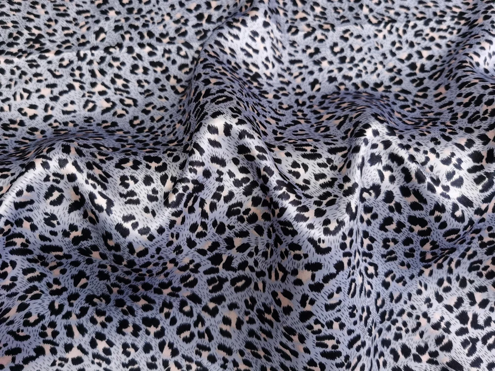 1 Meter x 1,48 Meter Afrika-Leopardenmuster Satinstoff für Schals, Kleider, Pyjamas und Futter – Detail 8