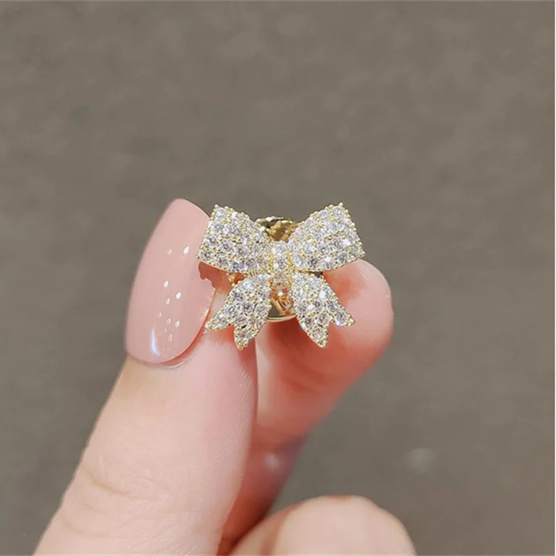 Fashion Crystal Brooch Heart Bow Brooches for Women Metal Anti-glare Lapel Pin Fixed Clothes Pins Sweater Coat Accessories Gift