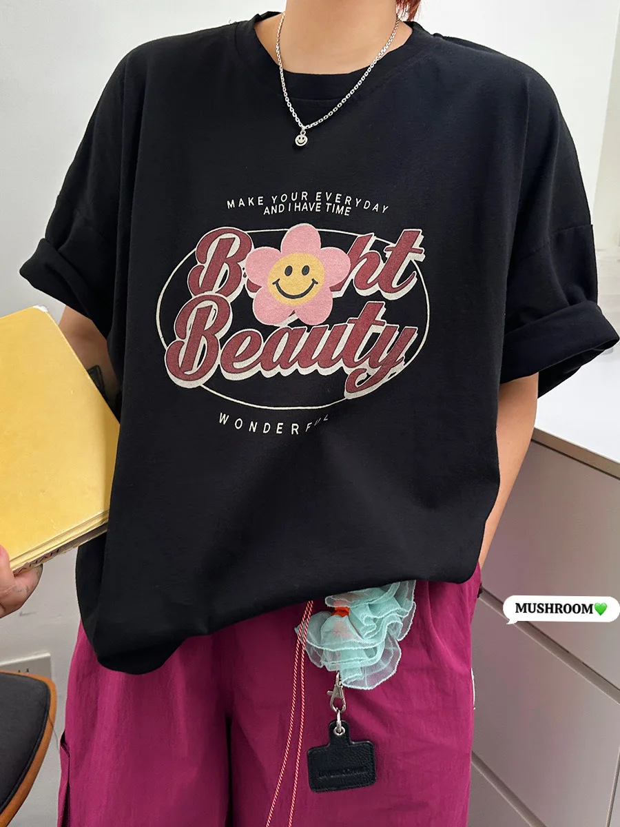 

Женская свободная футболка с коротким рукавом Mushroom Head Miss 2026: Новинка, ретро-стиль, повседневная мода, с маленьким цветком, улыбающимся лицом и надписью, из хлопка