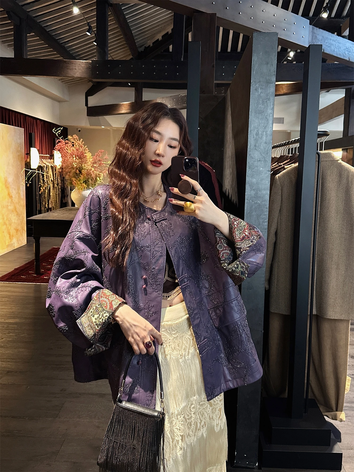 

Новая женская кожаная куртка в стиле ретро 2025 года: крутой и элегантный черный дизайн с цветочным узором, верхняя одежда в национальном стиле