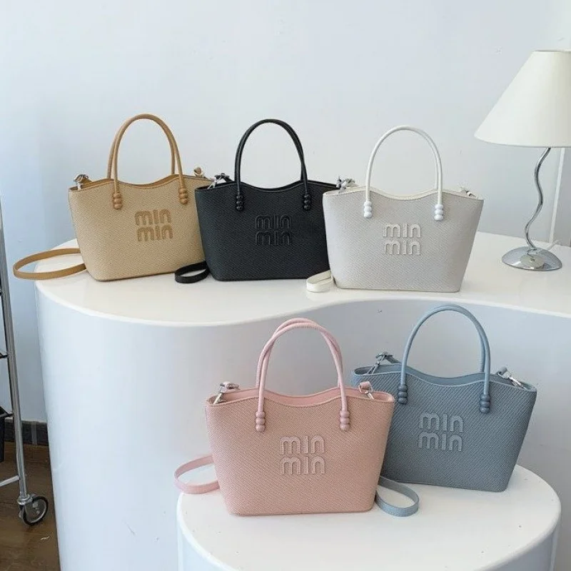 حقيبة يد نسائية فاخرة مصنوعة من الجلد الناعم، كاجوال باريس، عصري، أنيق، مظهر يومي ​