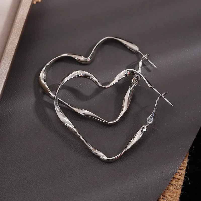 1Pair Big Hollow Heart Pendant Hoop Earring Women Fashion Exaggerated Heart Design Earring Cuff for Gir Jewelry Gift