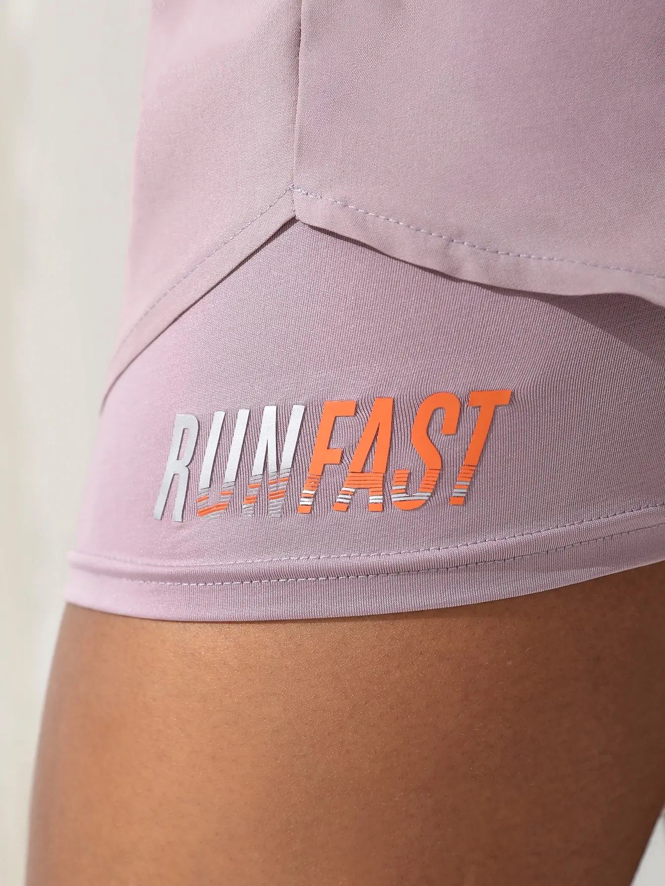 Damen-Laufshorts, doppellagig, schnelltrocknend, leicht, mit Kompressionsfutter, ideal für das Fitnessstudio. – Detail 11