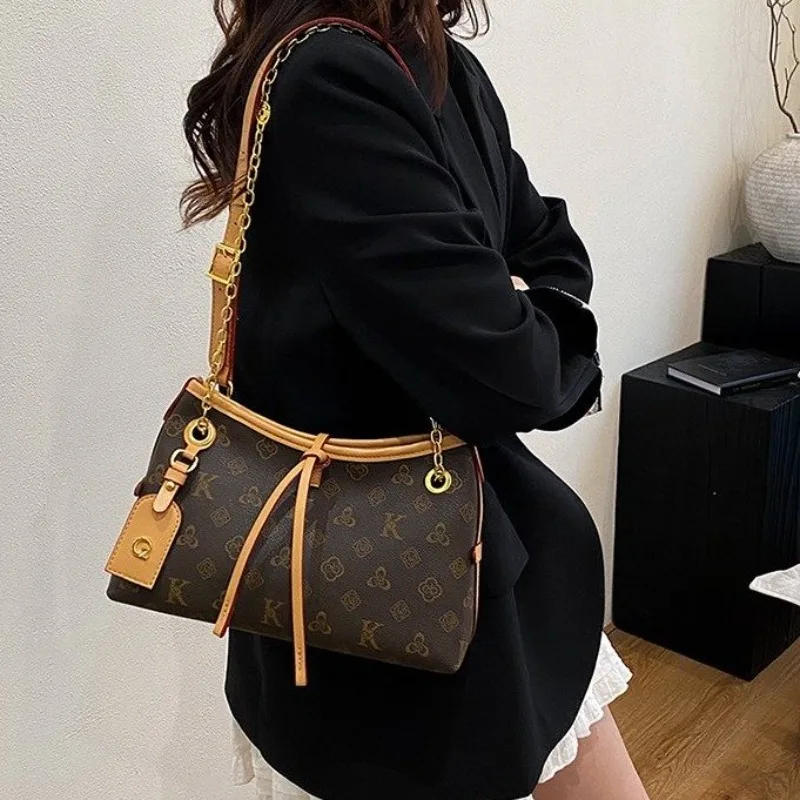 

Дизайнерская минималистичная сумка для подгузников класса люкс: элегантная женская сумка через плечо с винтажным дизайном и большой вместимостью, сумка-мессенджер.