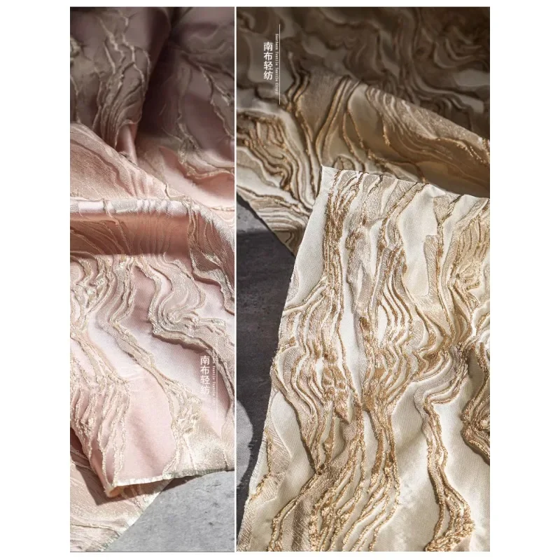 

Жаккардовая ткань с золотой проволокой и волнистым узором в китайском стиле, трехмерная текстура, полуюбка, куртка, дизайнерская ткань для одежды